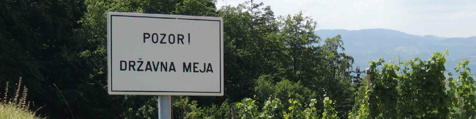 "Achtung! Staatsgrenze"  zwischen Österreich und Slowenien an der südsteirischen Weinstraße